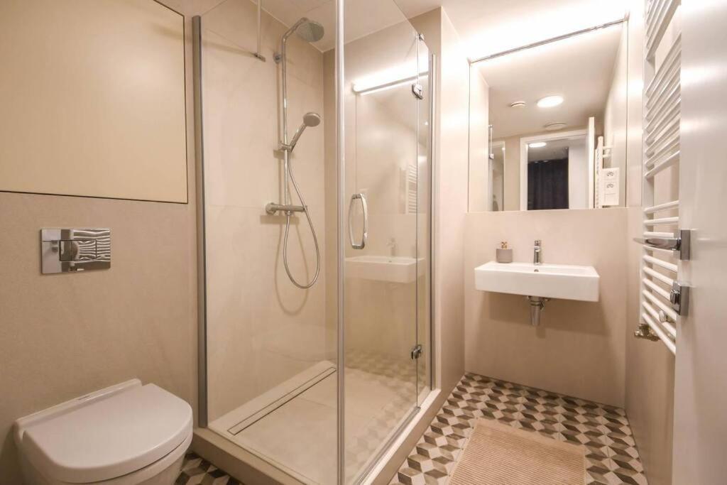 Skypark Luxury Apartment With Skyline View & Free Parking Bratislava Exterior foto