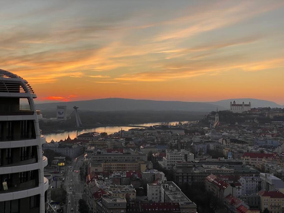 Skypark Luxury Apartment With Skyline View & Free Parking Bratislava Exterior foto