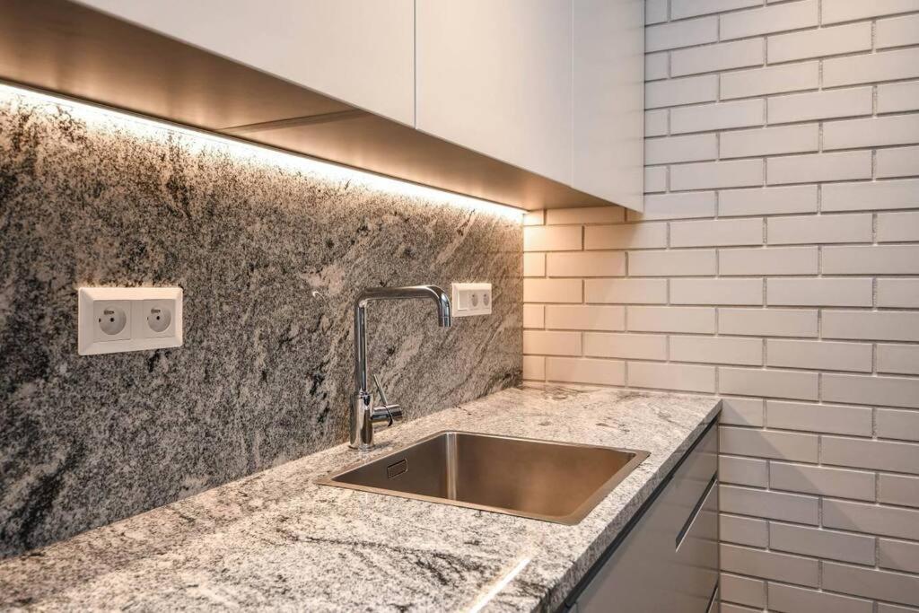 Skypark Luxury Apartment With Skyline View & Free Parking Bratislava Exterior foto